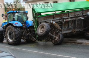 Herrnhut: Traktor-Anhänger umgekippt