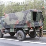 Armee-Hänger abgerissen – Auto kracht hinein