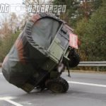 Armee-Hänger abgerissen – Auto kracht hinein