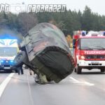 Armee-Hänger abgerissen – Auto kracht hinein
