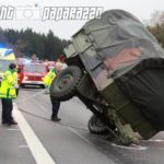 Armee-Hänger abgerissen – Auto kracht hinein