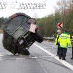 Armee-Hänger abgerissen – Auto kracht hinein