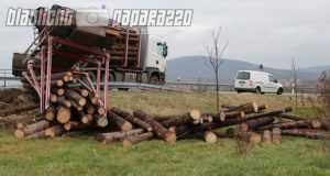 Löbau: LKW-Anhänger mit Holz auf B6 umgekippt
