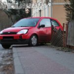 Kleinsaubernitz: Auto rutscht in Gartenzaun