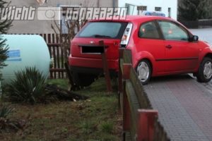 Kleinsaubernitz: Auto rutscht in Gartenzaun