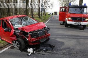 Deutschbaselitz PKW kracht gegen Baum