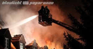 Lauta: Enge Gassen und schlechte Wasserversorgung erschweren Einsatz bei Großbrand