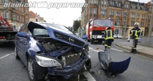 Radeberg: Autos stoßen zusammen und schleudern gegen Fussgänger