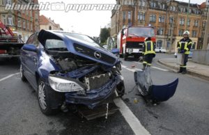 Radeberg: Autos stoßen zusammen und schleudern gegen Fussgänger