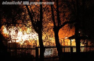 Radeberg: Garagen und Laube gehen in Flammen auf