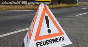 Rentnerin fährt gegen Feuerwehrabsperrung und haut einfach ab