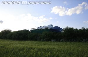 Ottendorf: LKW landet nach Reifenplatzer im Graben