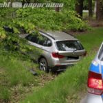 Radeberg: BMW walzt bei Unfall Kreuze nieder