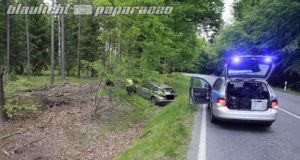 Radeberg: BMW kommt von Straße ab – Glück im Unglück
