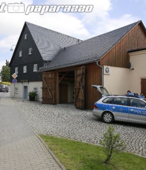 Rammenau Anhanger Lost Sich Von Lkw Und Kracht Gegen Hauswand