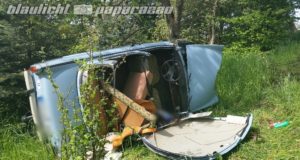 Pulsnitz: Trabbi kracht gegen Baum und kippt um