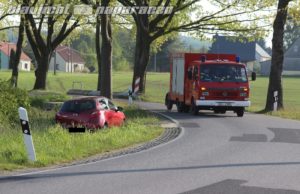 Tröbigau: Mazda-Fahrer kommt von Straße ab