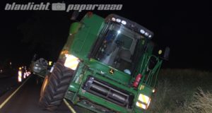 Schwarzadler: Mähdrescher landet im Straßengraben