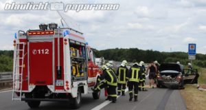 Pulsnitz: Mercedes schießt über Leitplanke