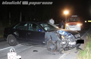 Ringenhain: Audi kracht gegen Laternenmast