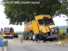 Sohland: Tanklaster kracht gegen Baum