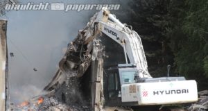 Droben: Abriss der brennenden Lagerhalle beginnt