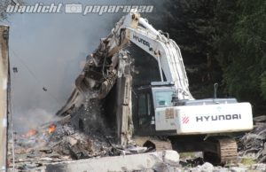 Droben: Abriss der brennenden Lagerhalle beginnt