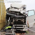 Bautzen: Bei Mäharbeiten – LKW kracht gegen Schilderwagen