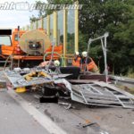Bautzen: Bei Mäharbeiten – LKW kracht gegen Schilderwagen