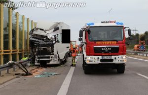 Bautzen: Unfall auf der A4 – LKW kracht in Schilderwagen