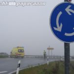 Lichtenberg: Auto rast im Nebel über Kreisverkehr