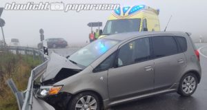 Lichtenberg: Im Nebel – Auto schießt über Kreisverkehr