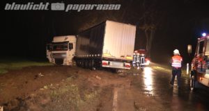 Gottschdorf: LKW landet auf Feld – Diesel läuft aus