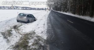 Oßling: Ford kracht auf glatter Straße gegen Baum