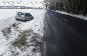 Oßling: Ford kracht auf glatter Straße gegen Baum