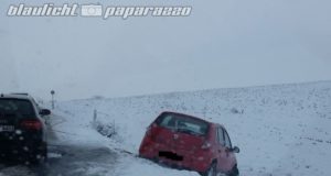 Pulsnitz: Auto rutscht bei Schneetreiben in Graben