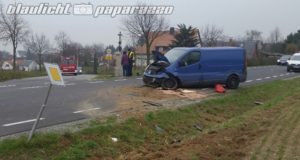 Ostro: Transporter kommt von Straße ab und kracht gegen Schild