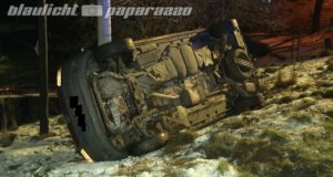 Ringenhain: Transporter rutscht von Straße und kippt um