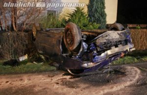 Gelenau: Auto landet nach schwerem Unfall auf dem Dach