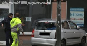 Bautzen: Auto klemmt zwischen Ampel und Hauswand fest