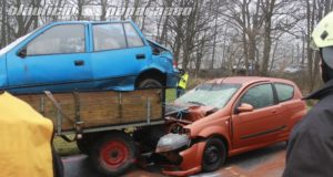 Niedergurig: PKW rutscht unter Traktor-Anhänger