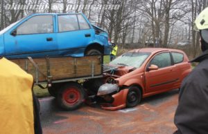 Niedergurig: PKW rutscht unter Traktor-Anhänger