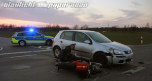 Camina: Motorrad kracht an Kreuzung gegen Auto