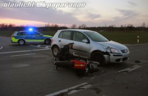 Camina: Motorrad kracht an Kreuzung gegen Auto