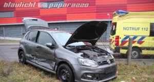 Großröhrsdorf: Nach Unfall – Auto durchbricht Zaun