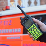 Feuerwehr Hamburg schaltet am Mittwoch auf Digitalfunk um. Feuerwehrsprecher Hendrik Frese präsentiert die neuen Geräte