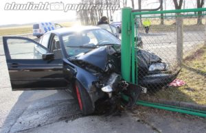 Särchen: Auto knallt gegen Tankstellen-Umzäunung