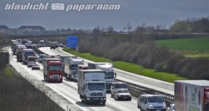 Pulsnitz: LKW parkt einfach auf der Autobahn