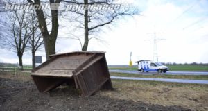 Wittichenau: Unwetter weht Bushäuschen auf Feld