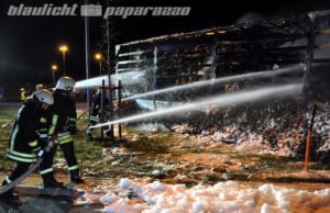 Görlitz: LKW mit 15 Tonnen Grillkohle abgebrannt